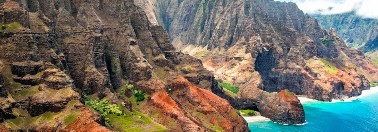 Kauai, Hawaii beaches and mountain side. 2023 things to do when travelling for a vacation in Kauai, Hawaii.